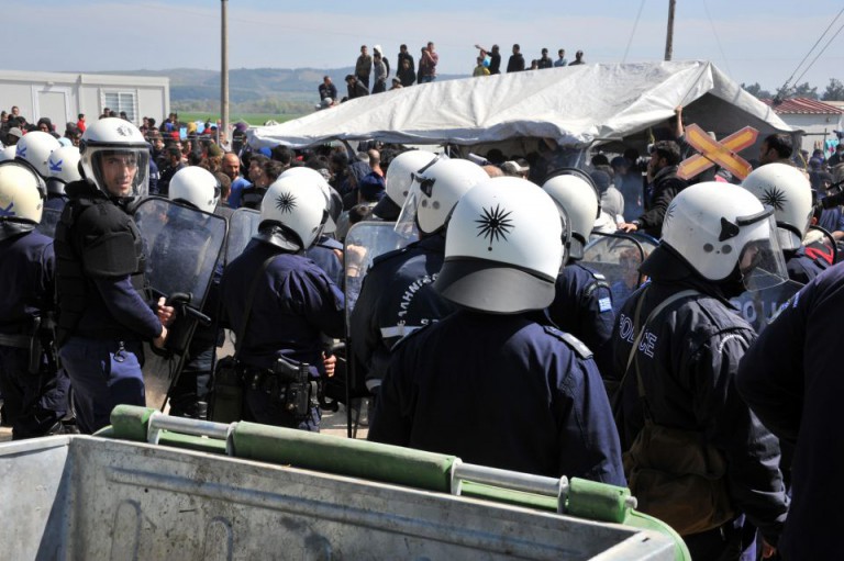 Flüchtlinge attackieren Polizisten mit Steinen