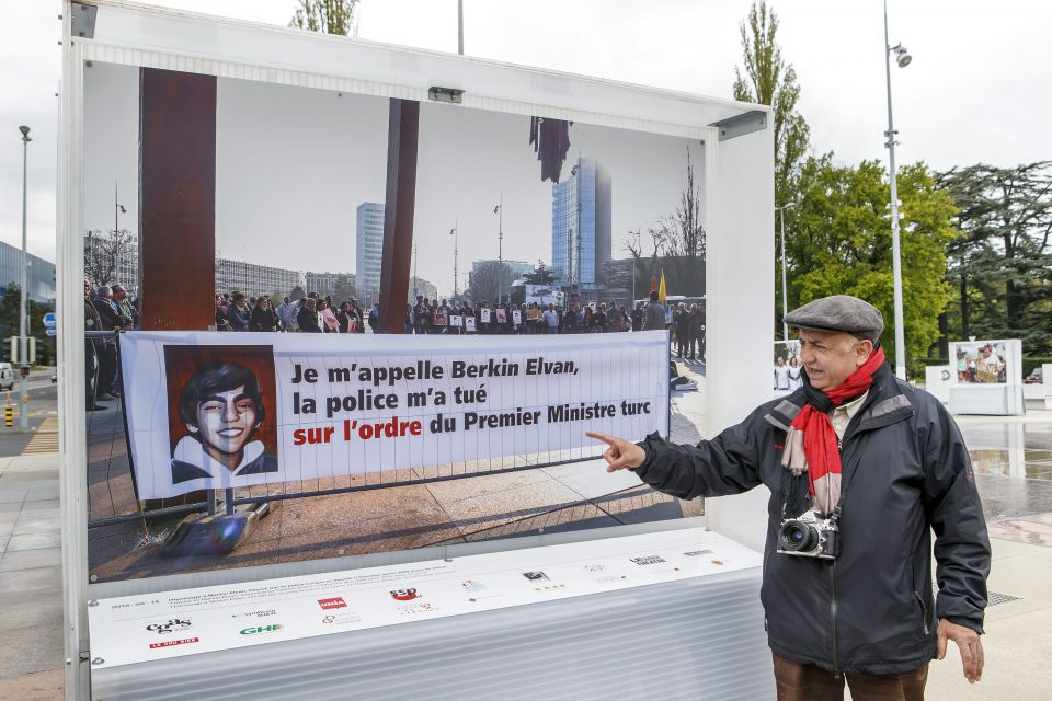 Transparent vor dem Palais des Nations in Genf