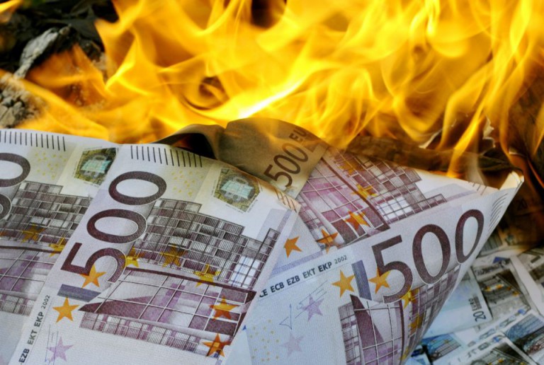 Brennende Euro-Banknoten