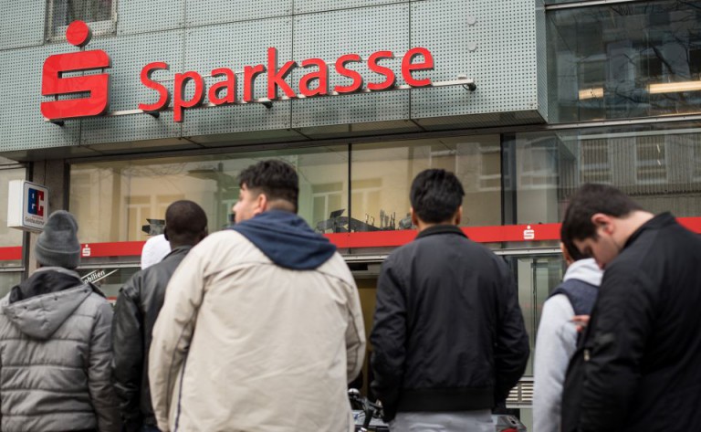 Asylbewerber vor Sparkasse