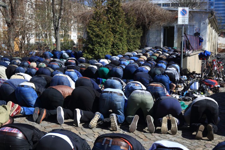 Moslems beten in Magdeburg