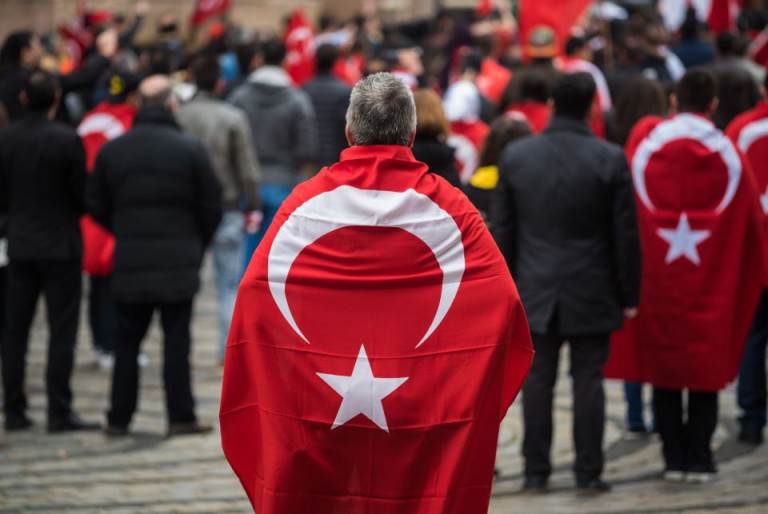 Mann mit türkischer Flagge
