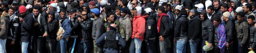 Migranten sammeln sich auf Lampedusa. Archivbild.