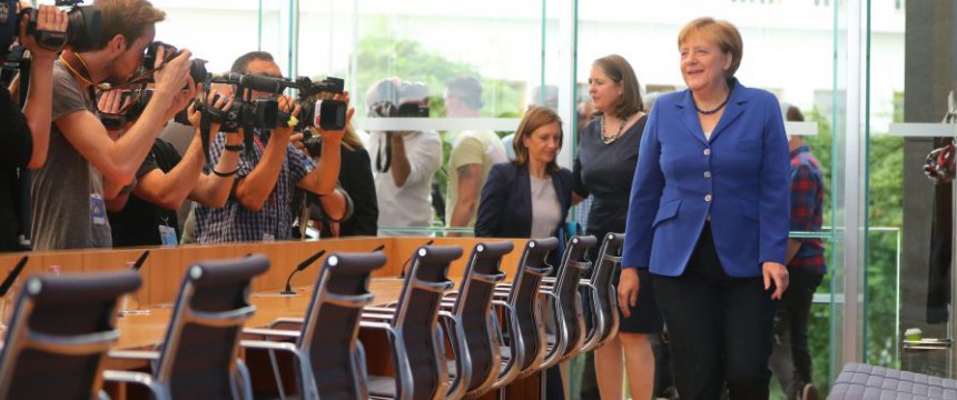 Bundeskanzlerin Angela Merkel (CDU) auf einer Bundespressekonferenz zur Terrorgefahr: Das Volk ist längst egal Foto: picture alliance / dpa