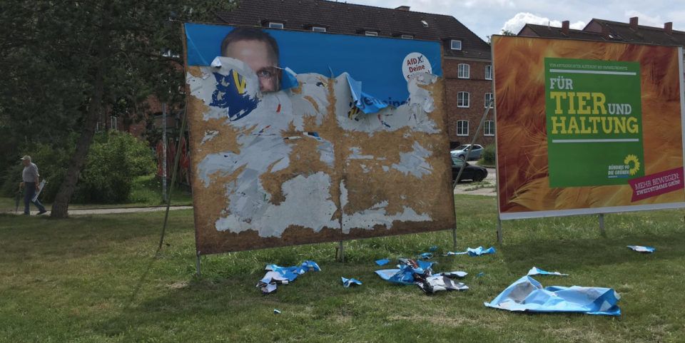 Zerstörtes AfD-Plakat in Rostock