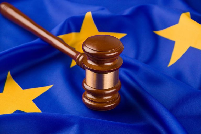 Richterhammer auf EU-Flagge