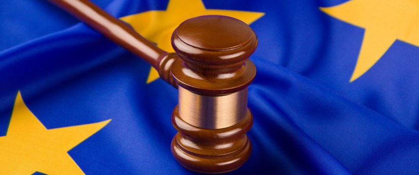 Richterhammer auf EU-Flagge: Vorbestrafter Ausländer kann aufatmen Foto: picture alliance/chromorange