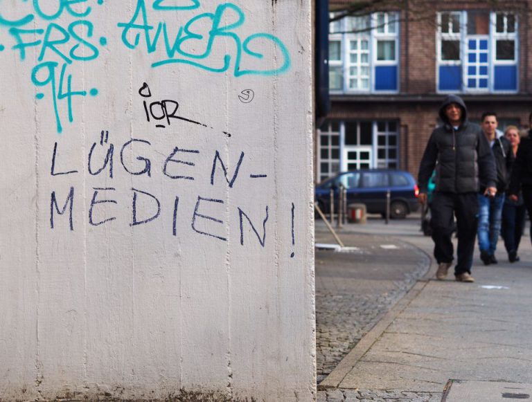 "Lügen-Medien!"-Schriftzug