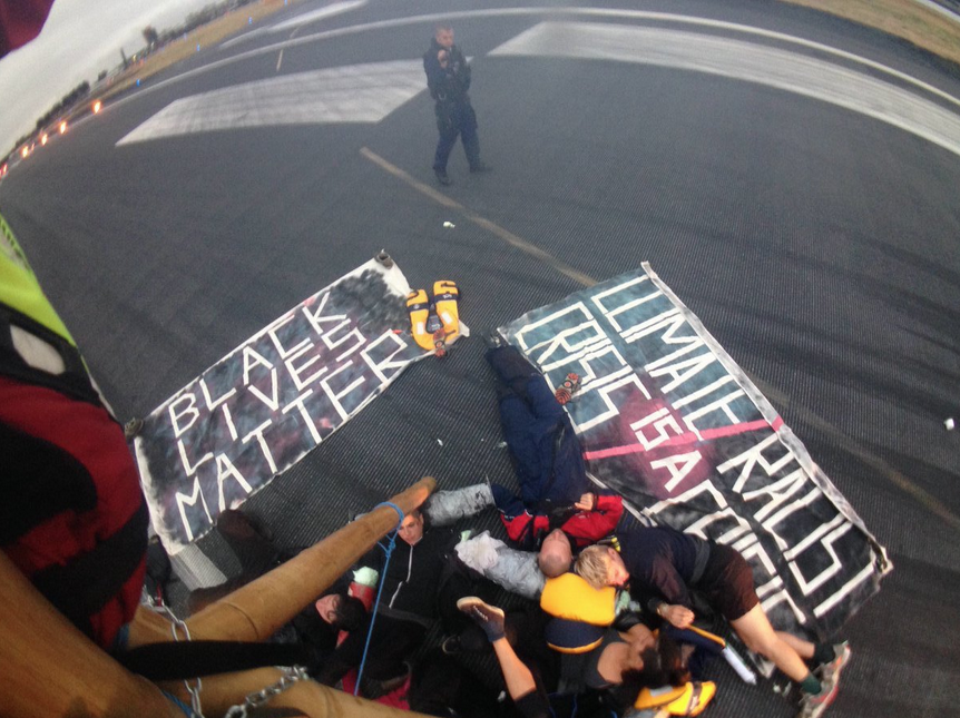 Weiße Demonstranten auf dem Flugfeld