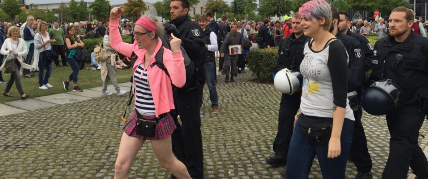 Polizei begleitet linksextreme Störer hinter die Absperrung Foto: JF