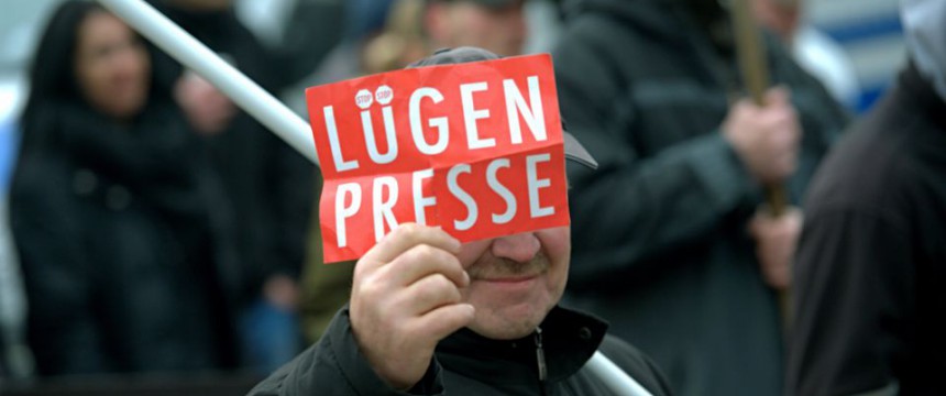 Demonstrant mit Lügenpresse-Schild (Symbolbild) Foto: picture alliance/dpa