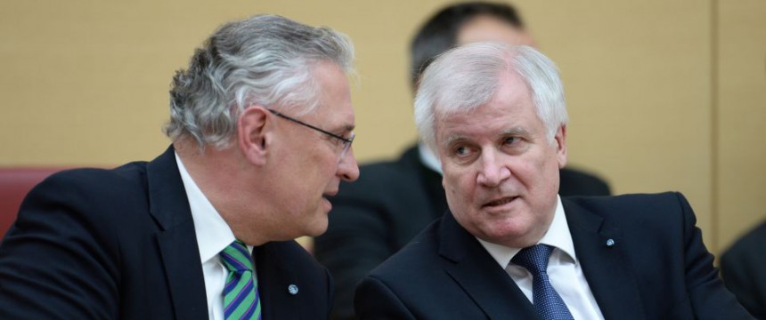 Der bayerische Innenminister Joachim Herrmann und Ministerpräsident Horst Seehofer (beide CSU) im bayerischen Landtag Foto: picture alliance / dpa