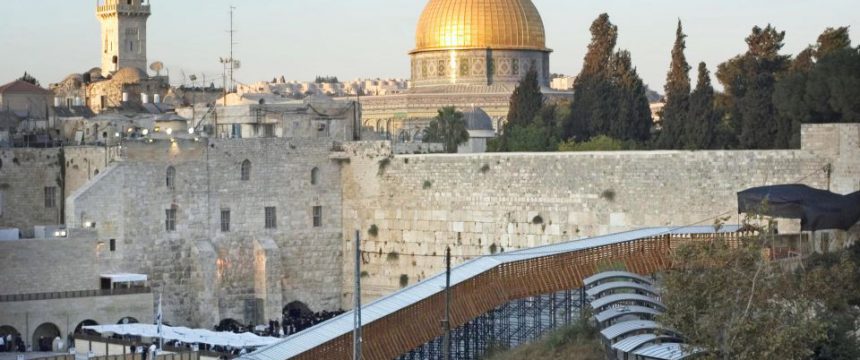 So, als ob die Pyramiden nichts mit Ägypten zu tun hätten: Der Tempelberg in Jerusalem mit Klagemauer und Felsendom Foto: picture alliance / Photoshot