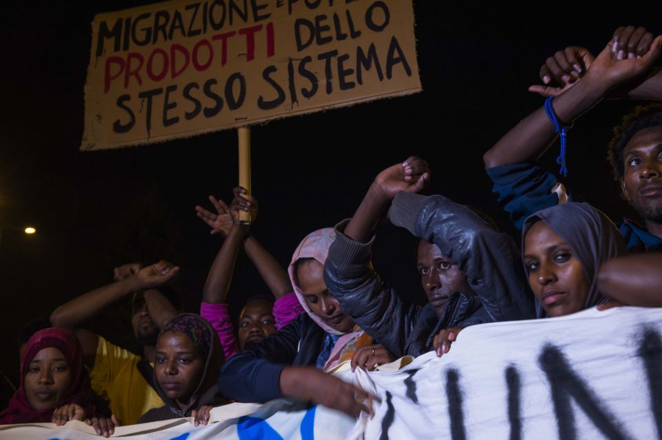 Asylsuchende und „No Borders“-Aktivisten in Como