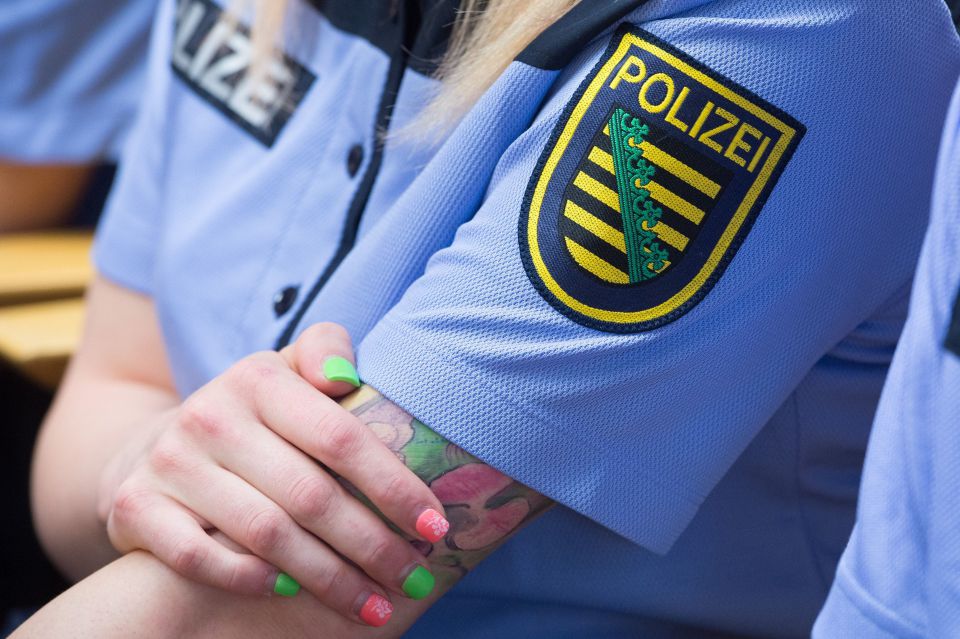 Das Bild zeigt das Wappen von Sachsen auf einer Polizeiuniform, wie sie auch in Leipzig getragen wird.