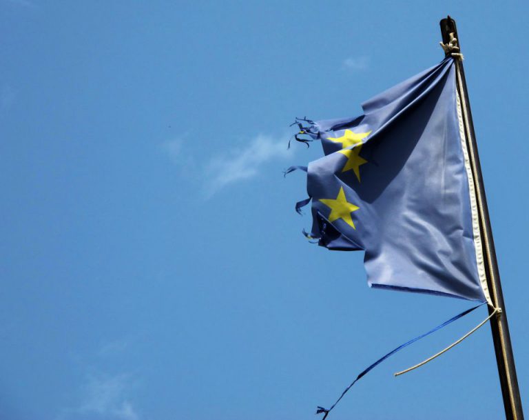 Zerrissene EU-Fahne