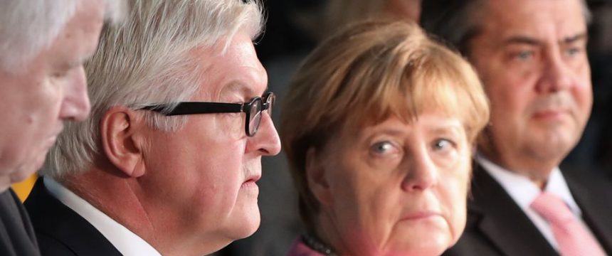 Angela Merkel (CDU) mit Außenminister Frank-Walter Steinmeier (links, SPD) und SPD-Chef Sigmar Gabriel Foto: picture alliance / dpa