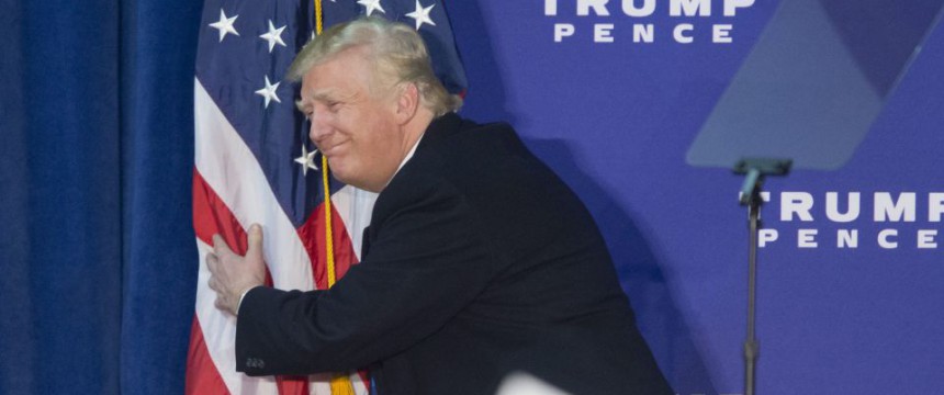 Donald Trump herzt die amerikanische Flagge Foto:     picture allianca/dpa