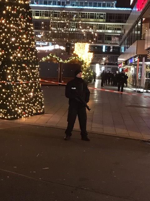 Polizist auf dem Gelände des Weihnachtsmarkts Foto: JF