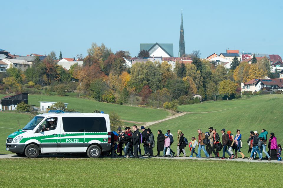 Bilder wie diese sahen wir 2015 viele. Hier wandern "Flüchtlinge" wandern nach Bayern ein Foto: dpa