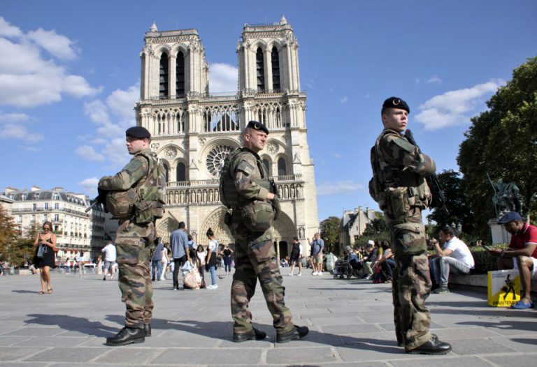 Soldaten vor Notre Dame De Paris