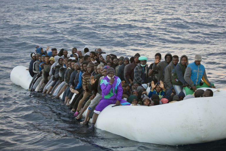 Flüchtlingsboot auf hoher See
