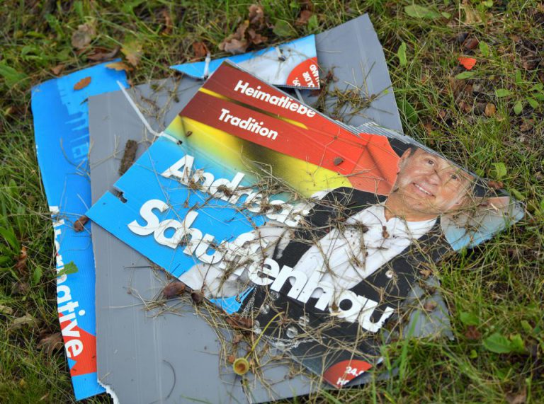 Zerstörtes AfD-Plakat in Brandenburg