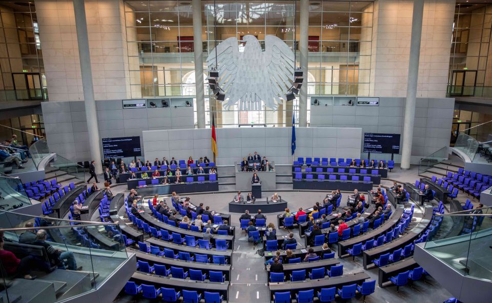 Der Plenarsaal des Deutschen Bundestags: Die Große Koalition hat die Summe der geplanten Neuverschuldung in ihrem Etatentwurf auf 180 Milliarden erhöht