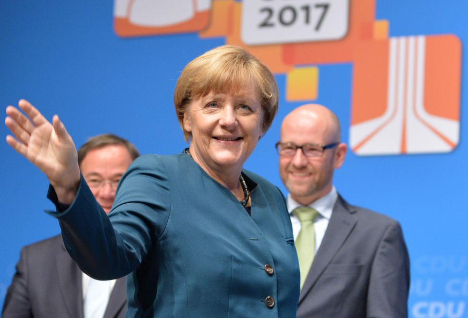 Angela Merkel steht vor Armin Laschet (l.) und Peter Tauber