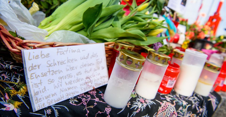 Blumen und Kerzen am Tatort in Prien