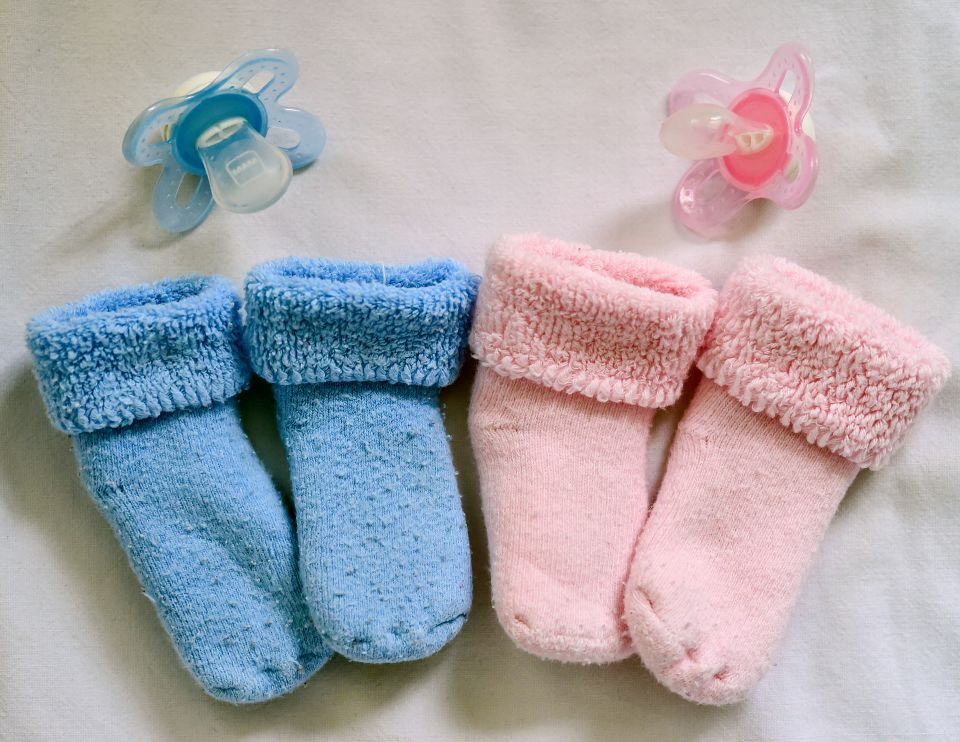 Hellblaue und rosa Socken