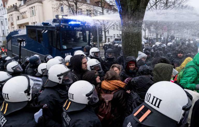 Wasserwerfer-Einsatz bei AfD-Parteitag in Hannover