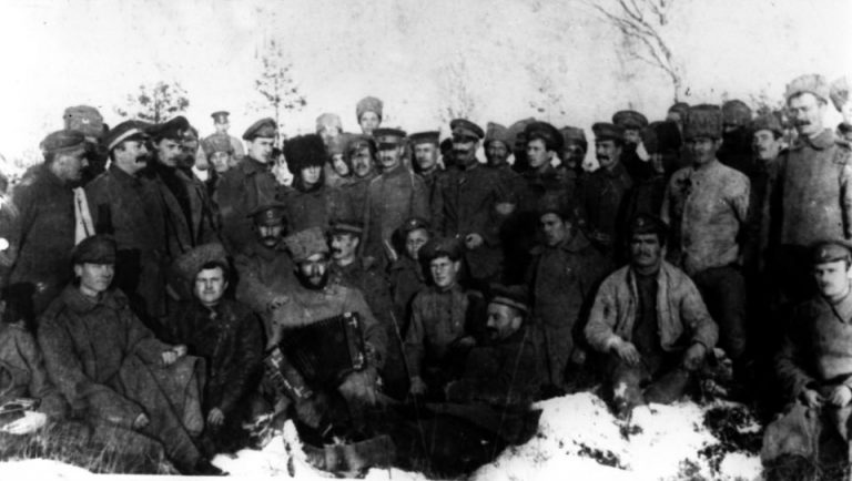 Verbrüderung deutscher und russischer Soldaten an der Front im Dezember 1917.