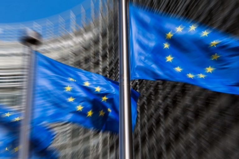 EU-Flaggen vor der Kommission in Brüssel