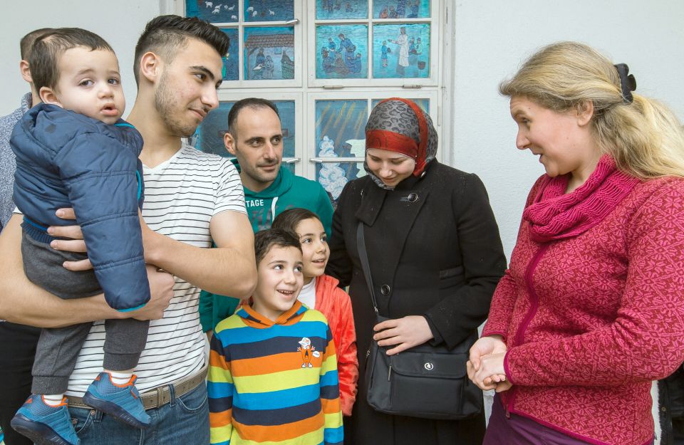 Pfarrerin mit syrischer Familie