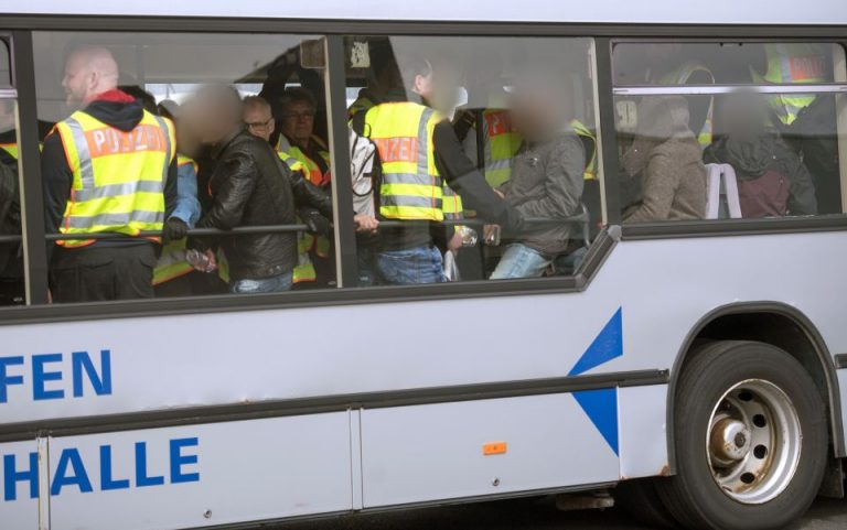 Polizei im Bus mit abgelehnten Asylbewerbern