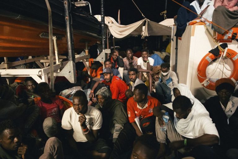 Flüchtlinge an Bord der "Lifeline"