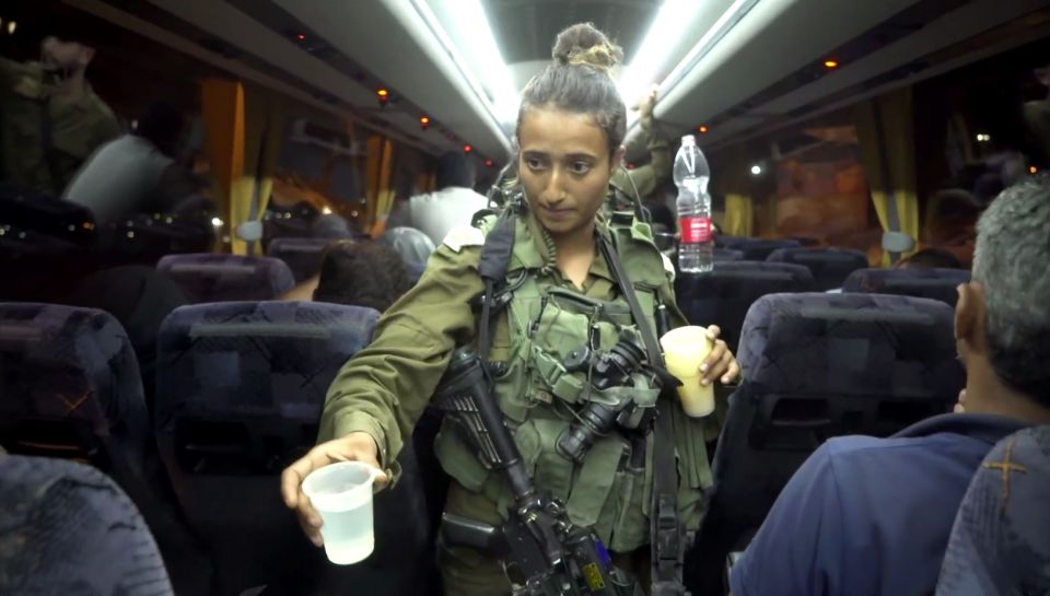 Israelische Soldatin und Weißhelme