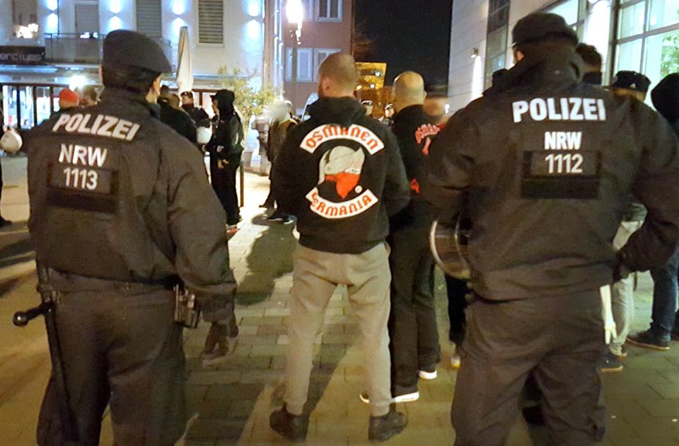 Polizisten beobachten „Osmanen“