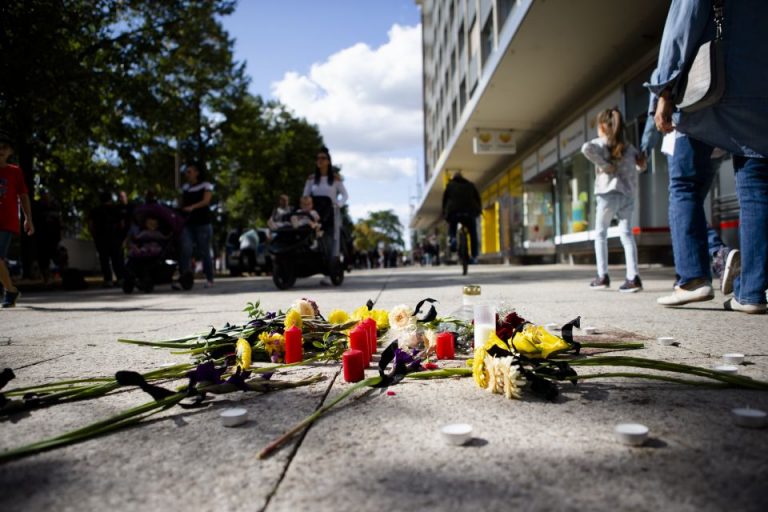 Blumen und Kerzen am Tatort in Chemnitz