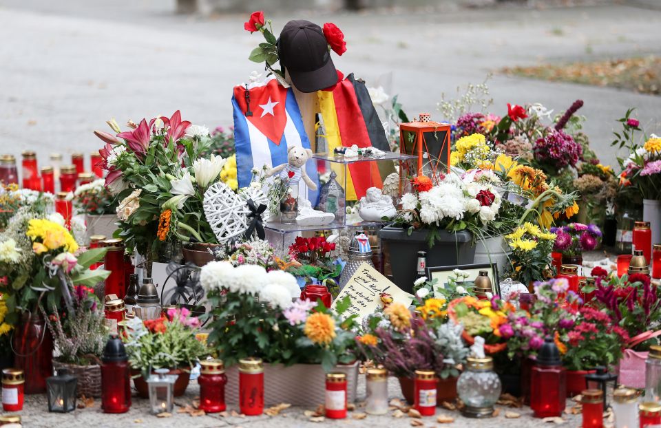 Blumen und Grablichter am Tatort in Chemnitz