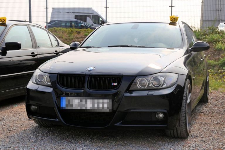 Beschlagnahmtes Auto vor Jobcenter