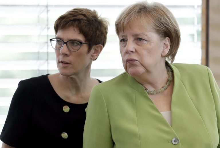Annegret Kramp-Karrenbauer (l.) und Angela Merkel