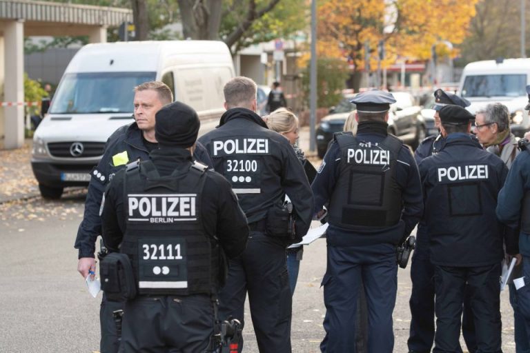 Berliner Polizisten im Einsatz (Symbolbild) Foto: picture alliance/Paul Zinken/dpa