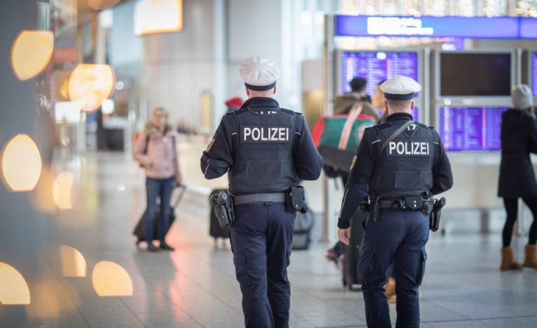 Polizeipräsenz am Frankfurter Flughafen