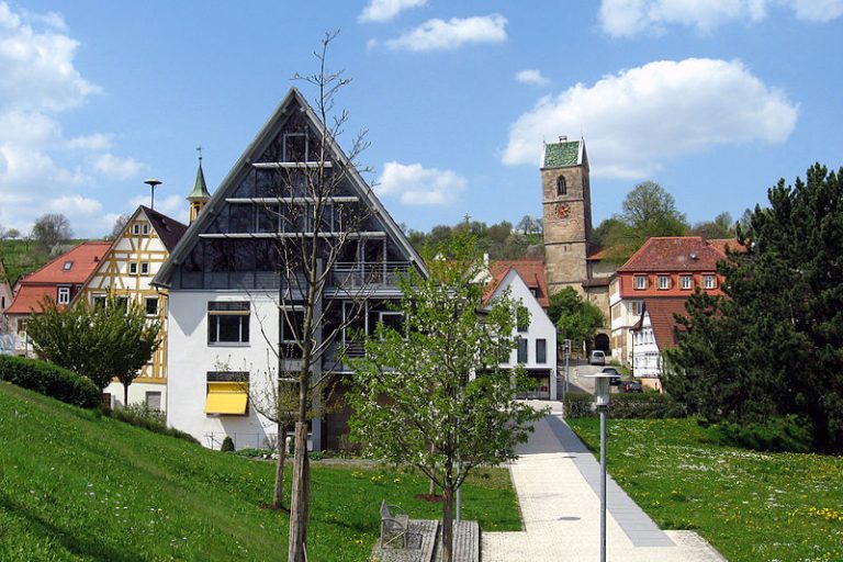 Rathaus und Kirche in Neckartailfingen