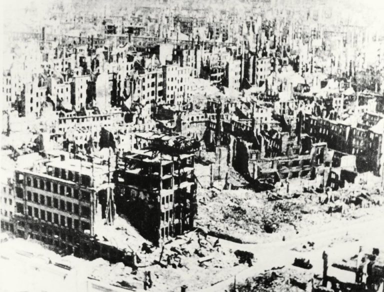 Blick auf das zerstörte Dresden