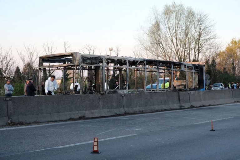 Ausgebrannter Bus bei Mailand