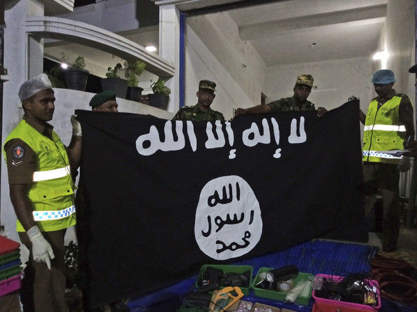 Sri-lankische Ermittler posieren mit einer sichergestellten IS-Flagge