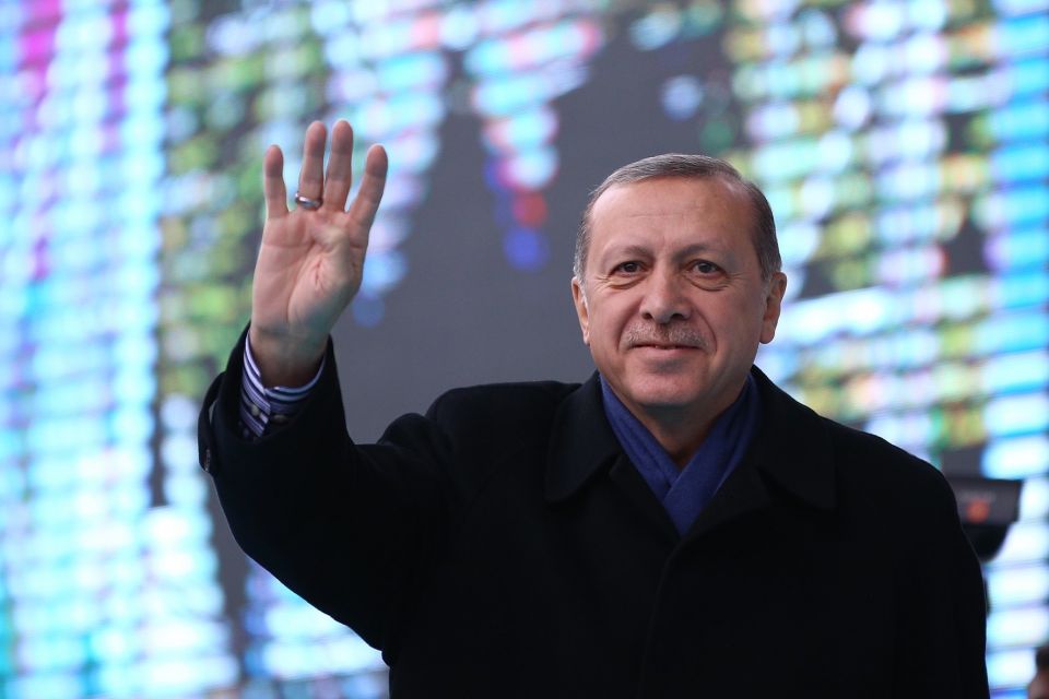 Erdogan macht Rabia-Gruß